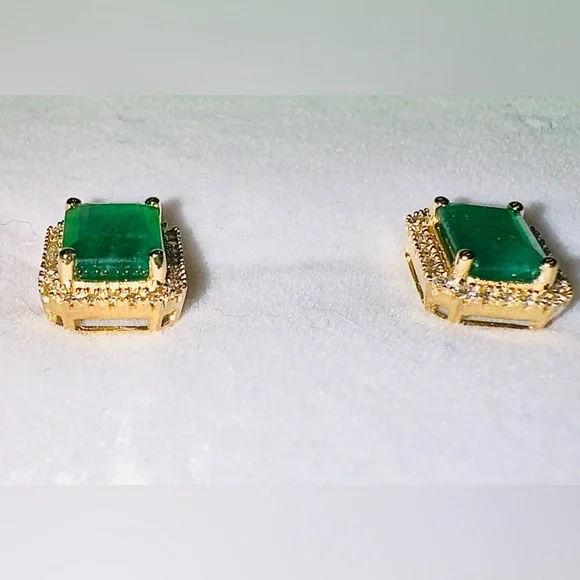 1.04tcw NATURAL Emerald Earrings, Set in 18k YG - Picture 3 of 7